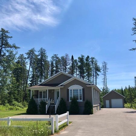 Le Chalet De Claude, Au Pied Des Monts-Valin Saint-David-de-Falardeau Exterior foto