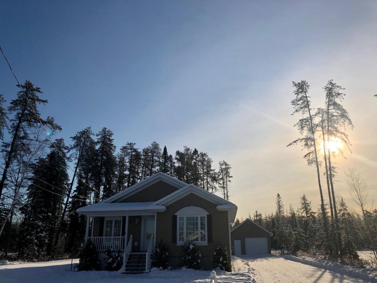 Le Chalet De Claude, Au Pied Des Monts-Valin Saint-David-de-Falardeau Exterior foto